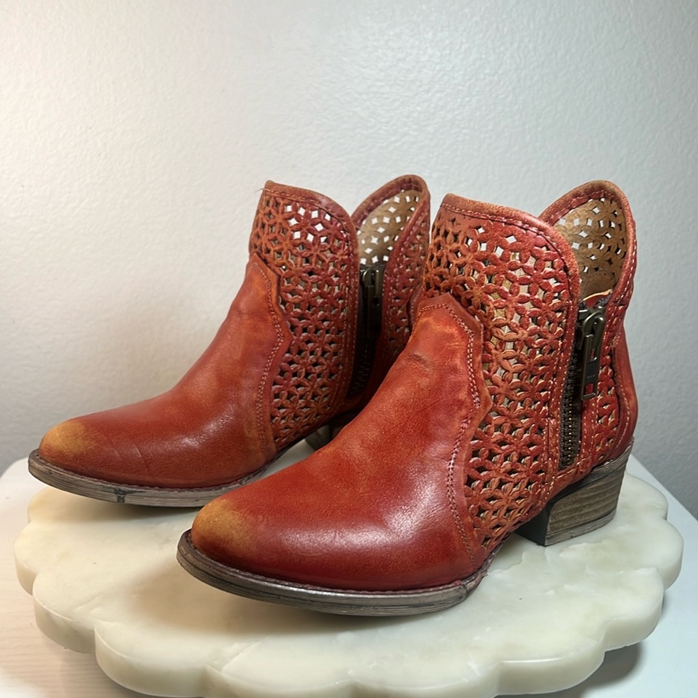 Circle G Cut Out Booties Red Distressed Size 7.5